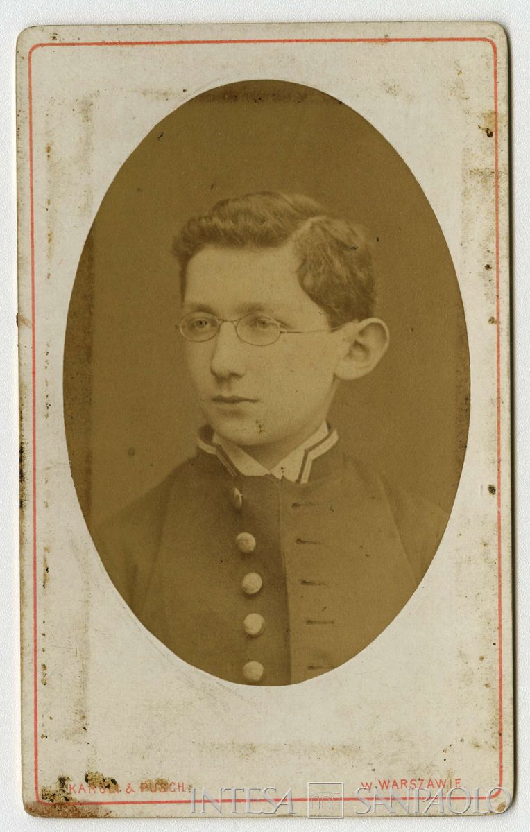 Toeplitz Lodovico ritratto in studio fotografico a mezzo busto, 1885 circa (Karoli & Pusch)