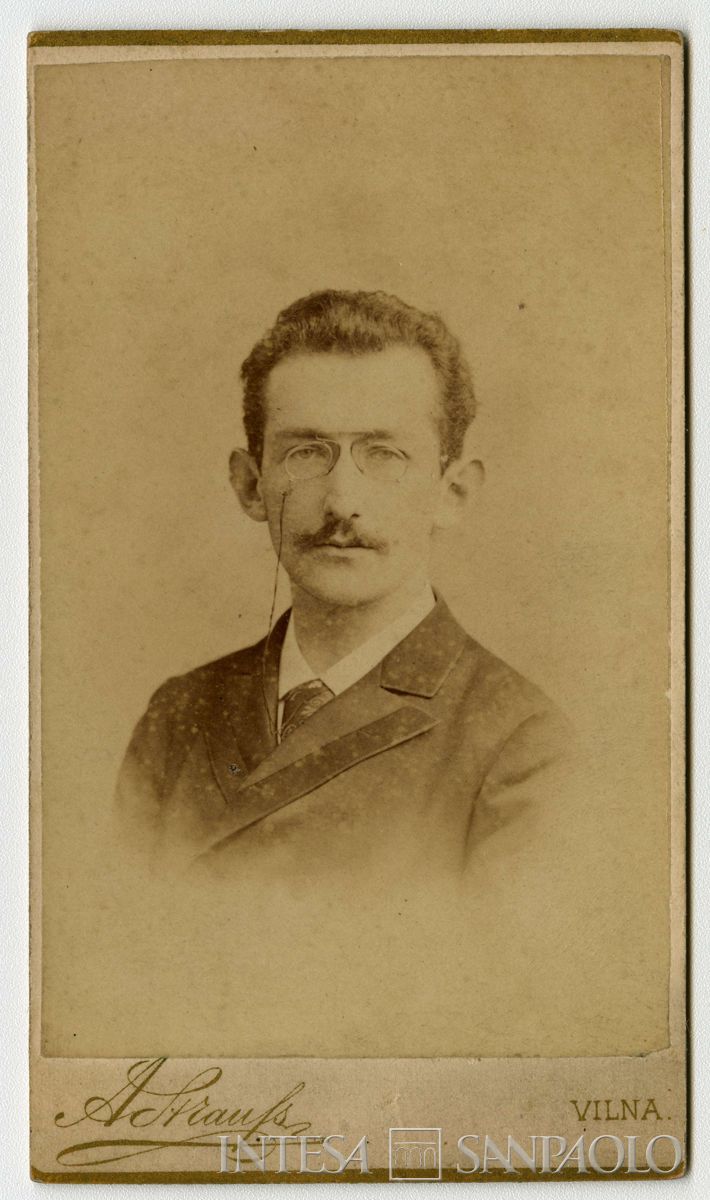 Toeplitz Lodovico ritratto in studio fotografico a mezzo busto, 1890 - 1895 (A. Straufs)