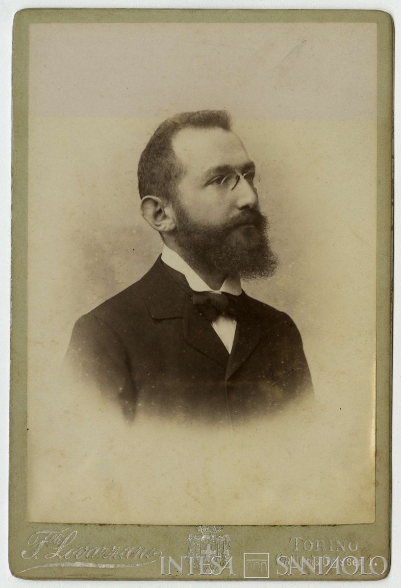 Toeplitz Lodovico ritratto in studio fotografico a mezzo busto, 1903 circa (Fratelli Lovazzano)