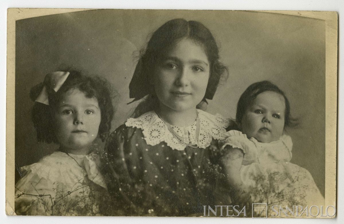 Toeplitz Sofia, Enrichetta (Rysia) e Rosa Maria Anna (Rosy) ritratte in studio fotografico, 1913 (fotografo sconosciuto)