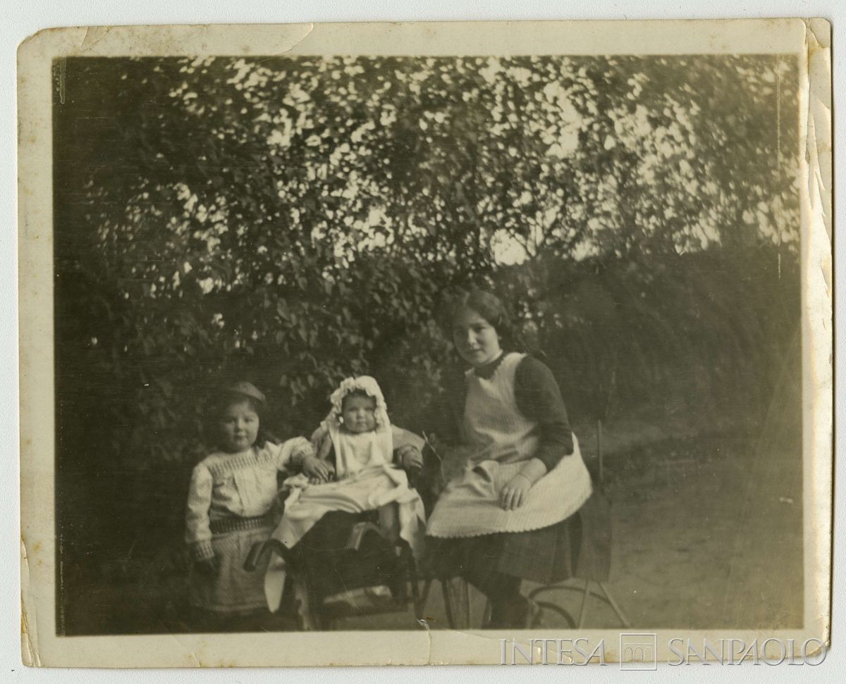 Toeplitz Sofia, Enrichetta (Rysia) e Rosa Maria Anna (Rosy) in giardino, 15 settembre 1913 (fotografo sconosciuto)