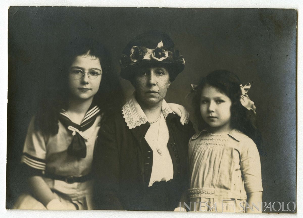Fabian Falk Lina con le figlie Rosa Maria Anna (Rosy) e Enrichetta (Rysia) ritratte in studio fotografico, 1920 (Fotografia Abeni)