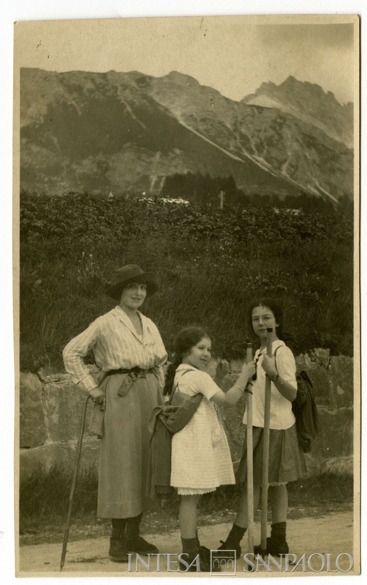 Toeplitz Sofia, Rosa Maria Anna (Rosy) e Enrichetta (Rysia) ritratte durante una passeggiata in montagna, agosto 1921 (fotografo sconosciuto)