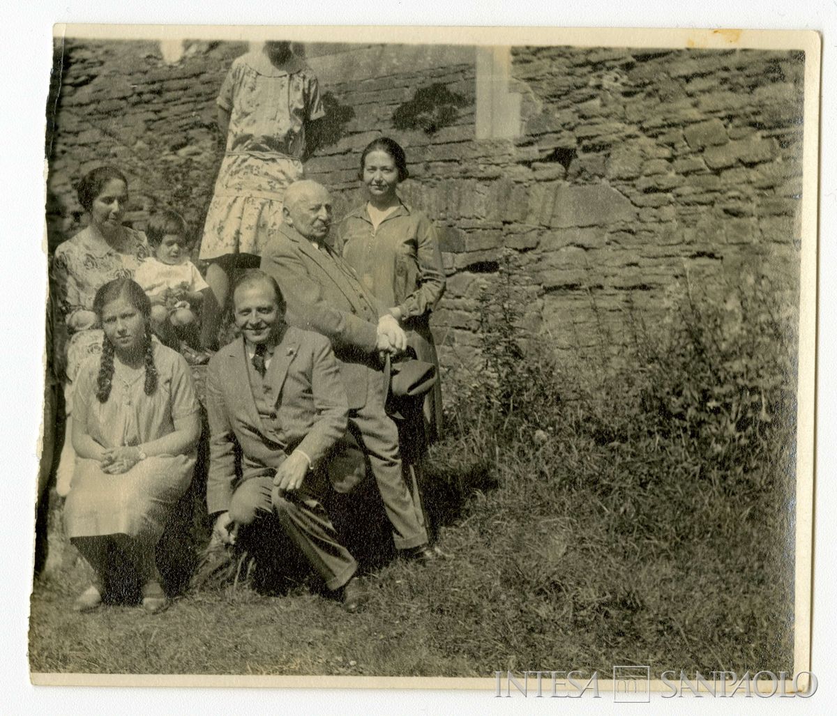 Foto di gruppo all'aperto di Falk Fabian Théodor, Henri e la moglie Zofja Wellisch con il figlio George, Toeplitz Sofia e Rosa Maria Anna (Rosy), 1926 (fotografo sconosciuto)