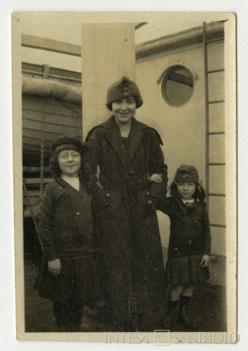 Toeplitz Enrichetta (Rysia), Rosa Maria Anna (Rosy) e Sofia sul ponte di una nave, 1919 (fotografo sconosciuto)