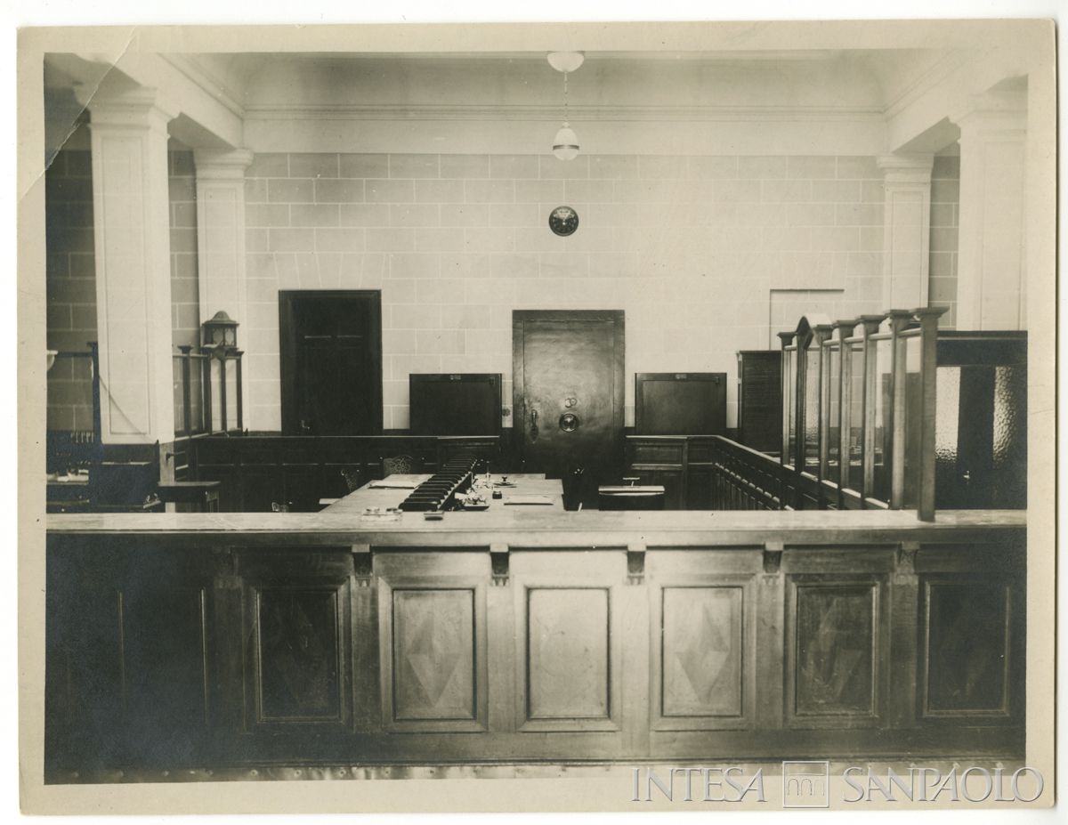 Izmir-Smirne: filiale di Rue Parallèle o Seconda Strada 64, 1928 ca., (Foto Studio S. Dragonetti)