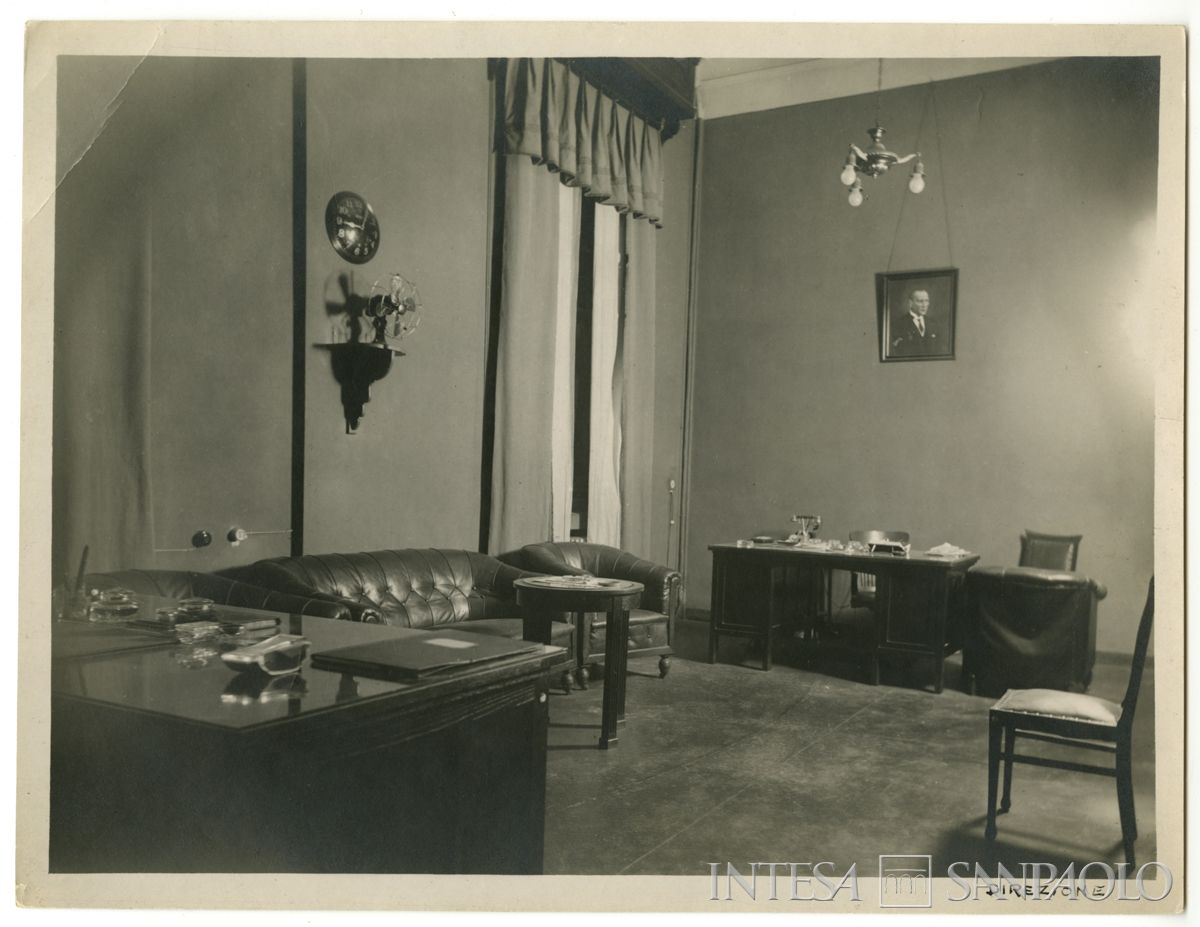 Izmir-Smirne: filiale di Rue Parallèle o Seconda Strada 64, 1928 ca., (Foto Studio S. Dragonetti)