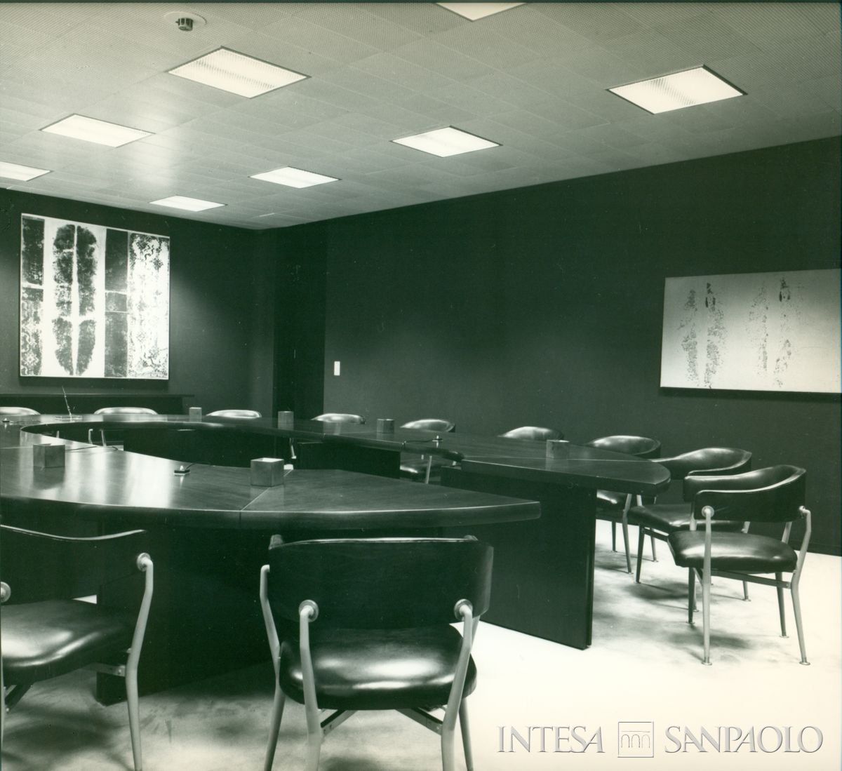 Roma, viale dell'arte 25, edificio 'B' - piano di direzione, sala riunioni con tavolo ellittico e le opere di Toti Scialoja "The unicorn in captivity" a sinistra e "Cenere sulla canapa" a destra, [1972-1973] (Tullio Leonori)