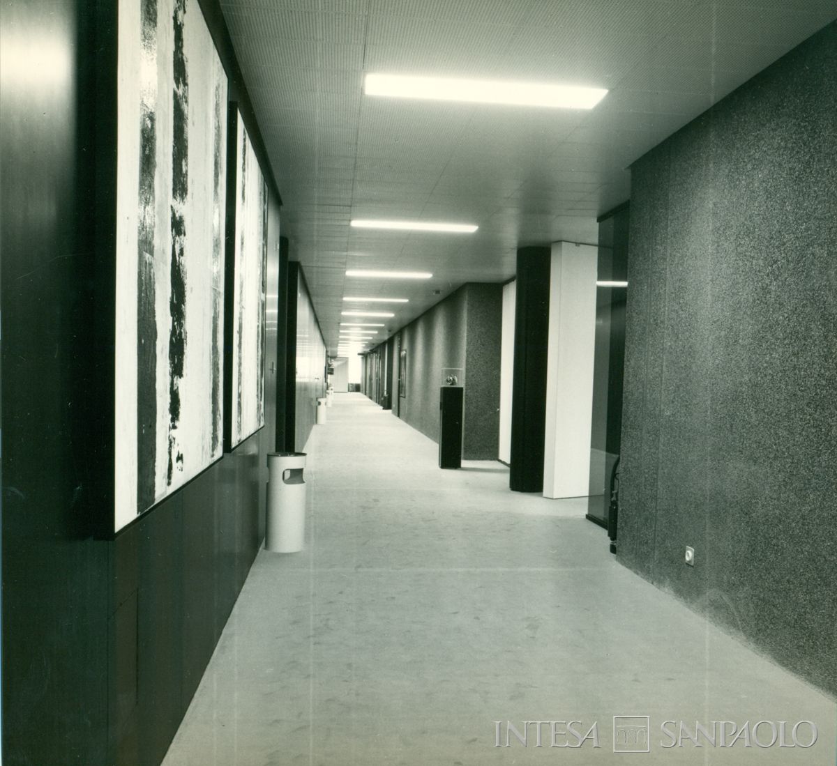 Roma, viale dell'arte 25, edificio 'B' - piano di direzione, corridoio [1972-1973] (Tullio Leonori)