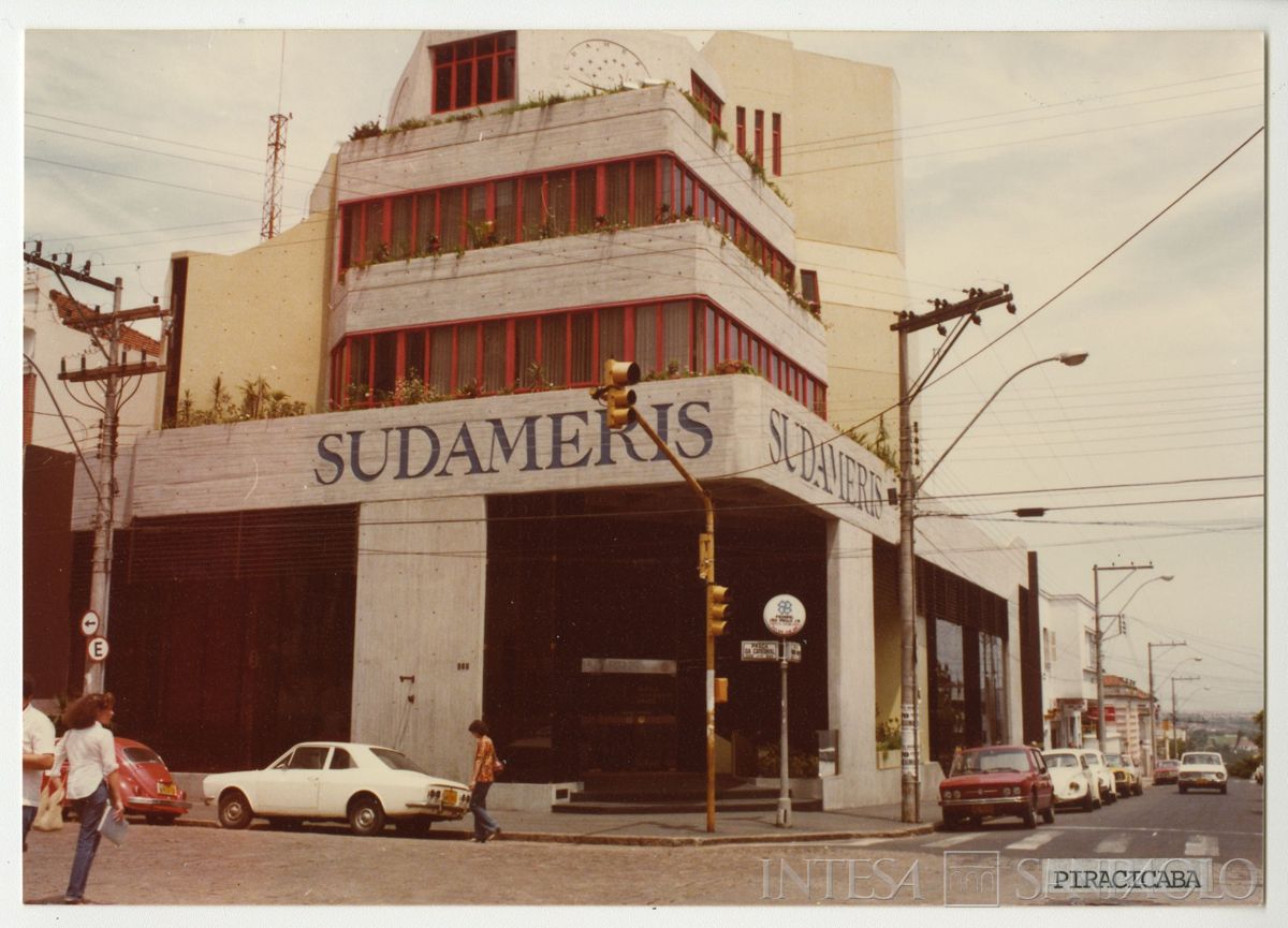 Banco Sudameris Brasil S.A., San Paolo: agenzia di Piracicaba, Praça da Catedral 966, 1985 circa (fotografo sconosciuto)