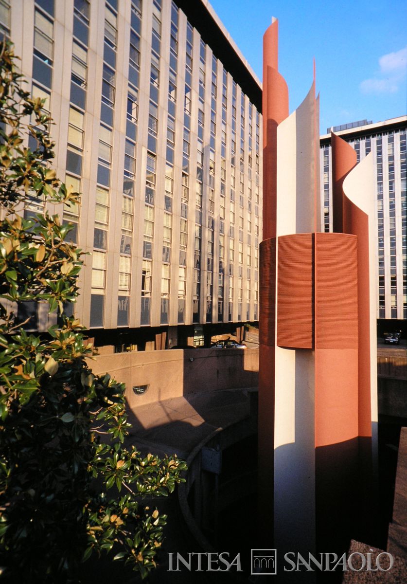 Roma, sede dll'IMI in viale dell'arte 25, dettaglio della scultura ad elementi verticali realizzata da Michelangelo e Bruno Conte, anni 1990 (Edoardo Montaina)