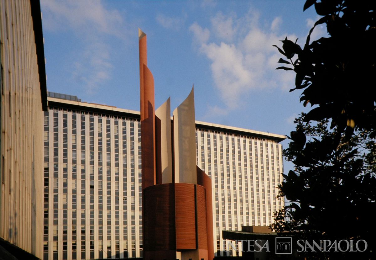 Roma, sede dll'IMI in viale dell'arte 25, dettaglio della scultura ad elementi verticali realizzata da Michelangelo e Bruno Conte, anni 1990 (Edoardo Montaina)