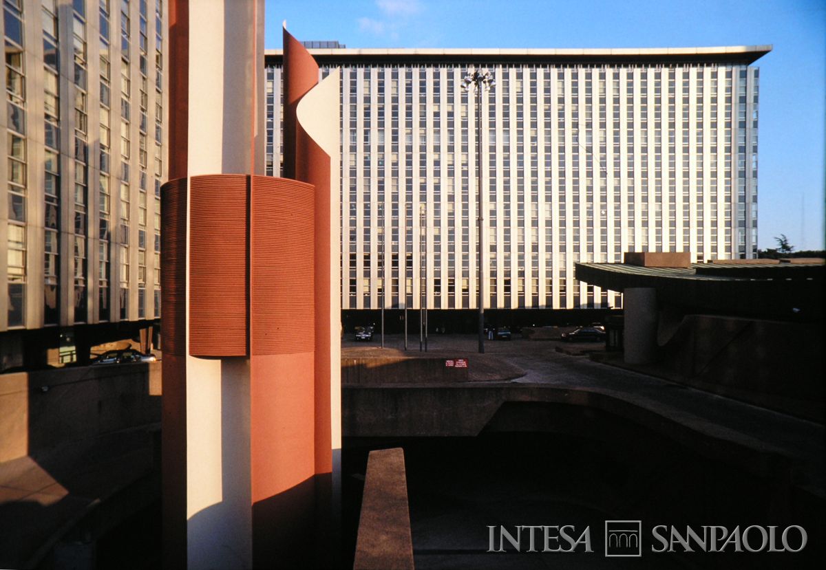 Roma, sede dll'IMI in viale dell'arte 25, dettaglio della scultura ad elementi verticali realizzata da Michelangelo e Bruno Conte, anni 1990 (Edoardo Montaina)