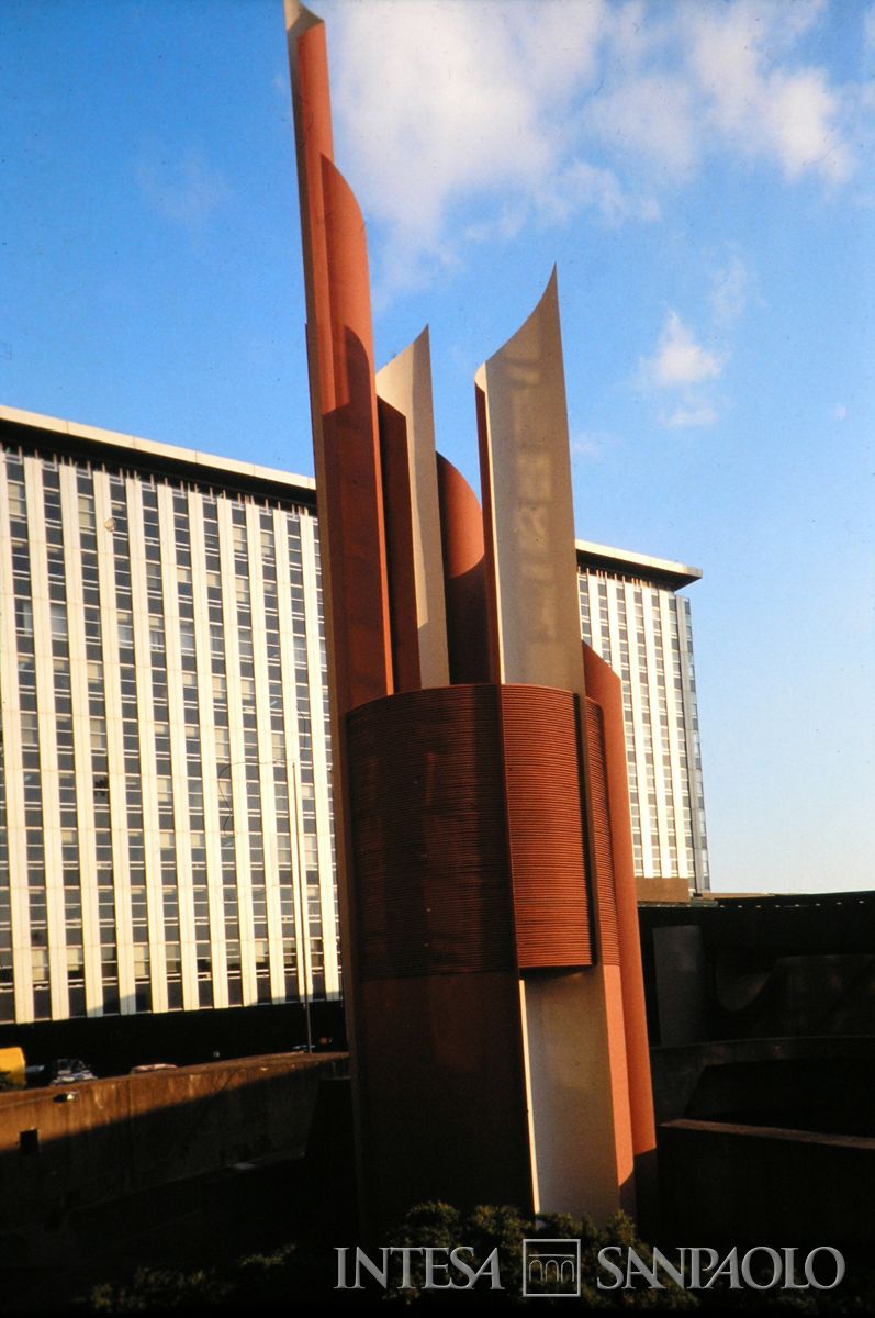 Roma, sede dll'IMI in viale dell'arte 25, dettaglio della scultura ad elementi verticali realizzata da Michelangelo e Bruno Conte, anni 1990 (Edoardo Montaina)