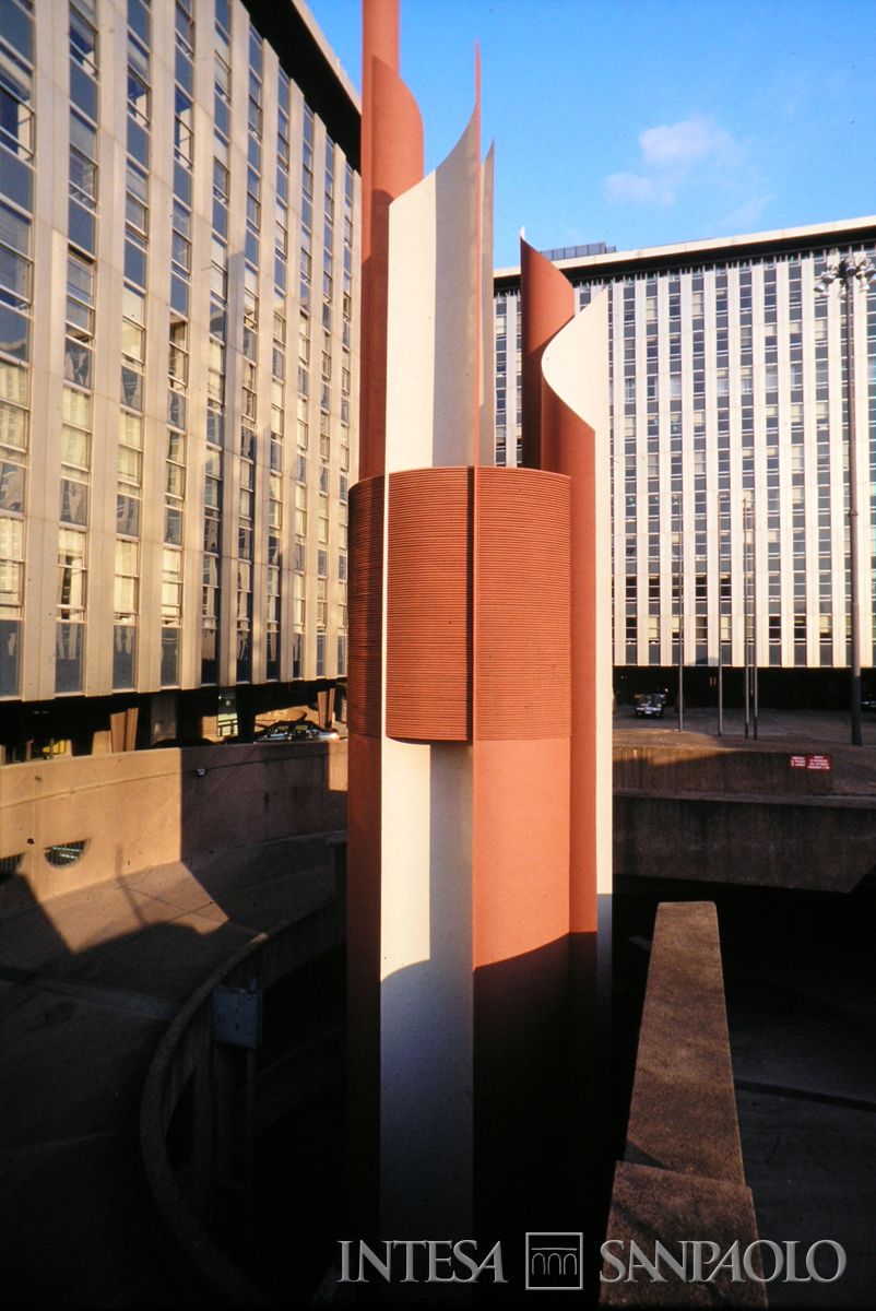 Roma, sede dll'IMI in viale dell'arte 25, dettaglio della scultura ad elementi verticali realizzata da Michelangelo e Bruno Conte, anni 1990 (Edoardo Montaina)