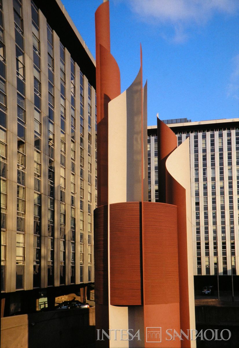 Roma, sede dll'IMI in viale dell'arte 25, dettaglio della scultura ad elementi verticali realizzata da Michelangelo e Bruno Conte, anni 1990 (Edoardo Montaina)