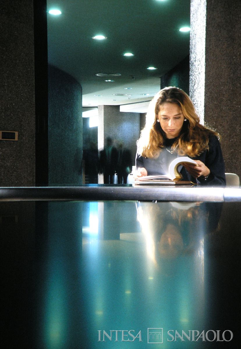 Roma, sede dll'IMI in viale dell'arte 25, sala riunione del 7° piano dell'edificio 'B' con impiegata in posa, anni 1990 (Edoardo Montaina)
