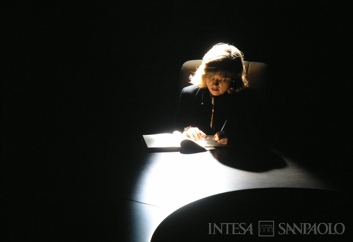 Roma, sede dll'IMI in viale dell'arte 25, sala riunione del 7° piano dell'edificio 'B' con impiegata in posa, anni 1990 (Edoardo Montaina)