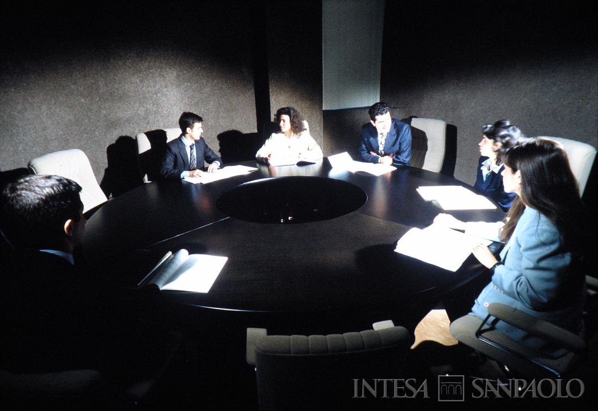 Roma, sede dll'IMI in viale dell'arte 25, sala riunione del 7° piano dell'edificio 'B' con impiegati in posa, anni 1990 (Edoardo Montaina)