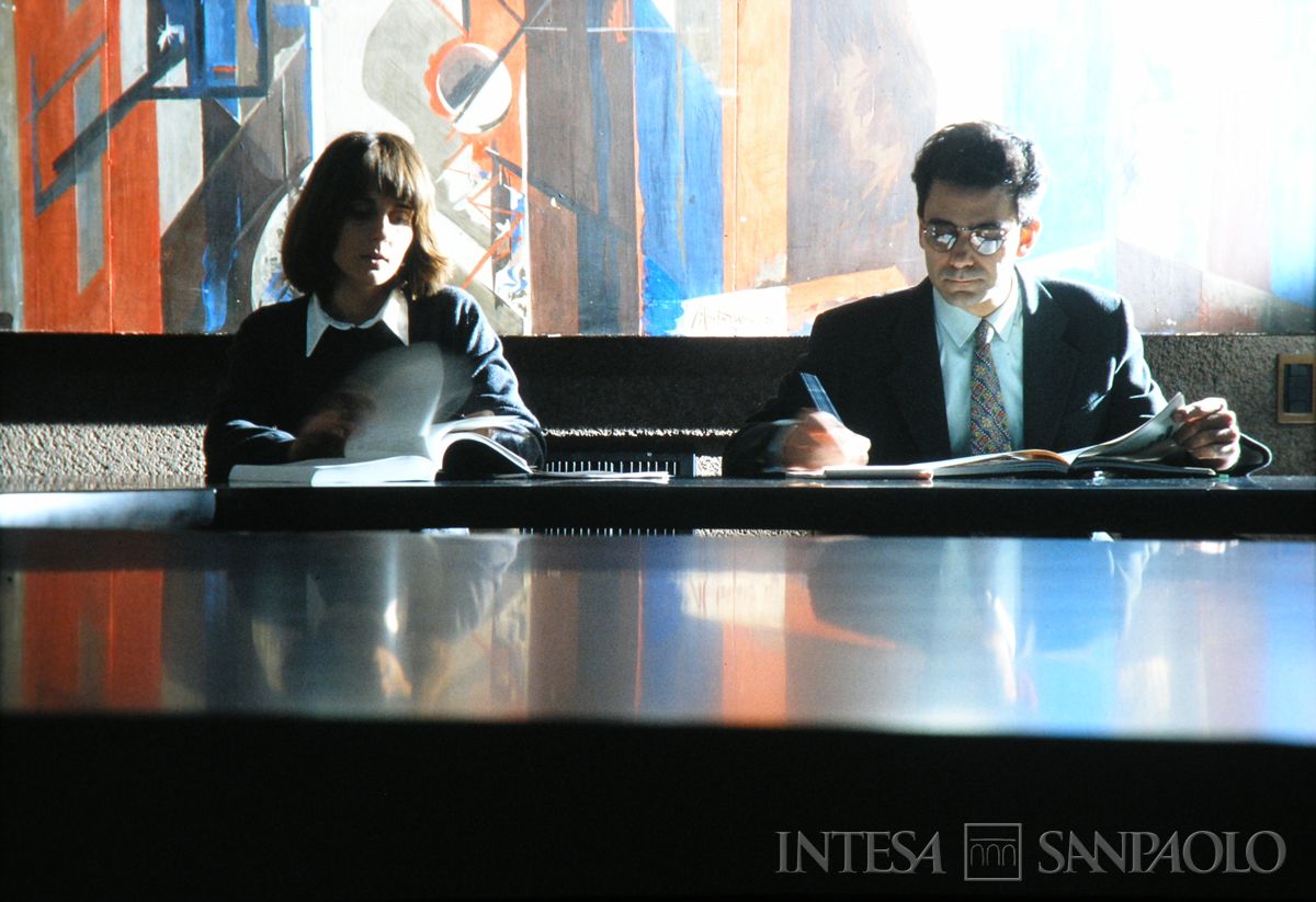 Roma, sede dll'IMI in viale dell'arte 25, sala consiglio del 7° piano dell'edificio 'B' con impiegati in posa, anni 1990 (Edoardo Montaina)