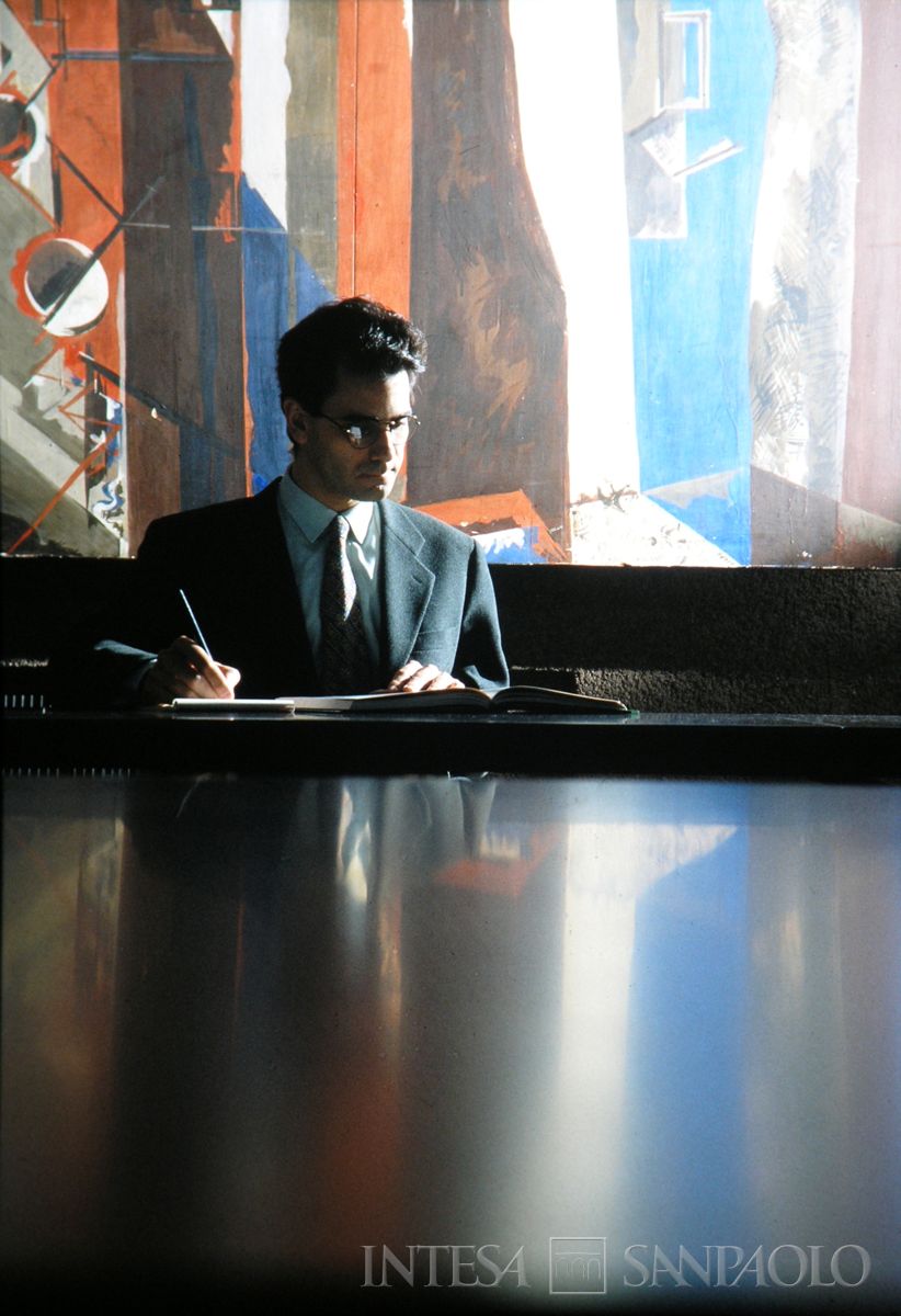 Roma, sede dll'IMI in viale dell'arte 25, sala consiglio del 7° piano dell'edificio 'B' con impiegato in posa, anni 1990 (Edoardo Montaina)
