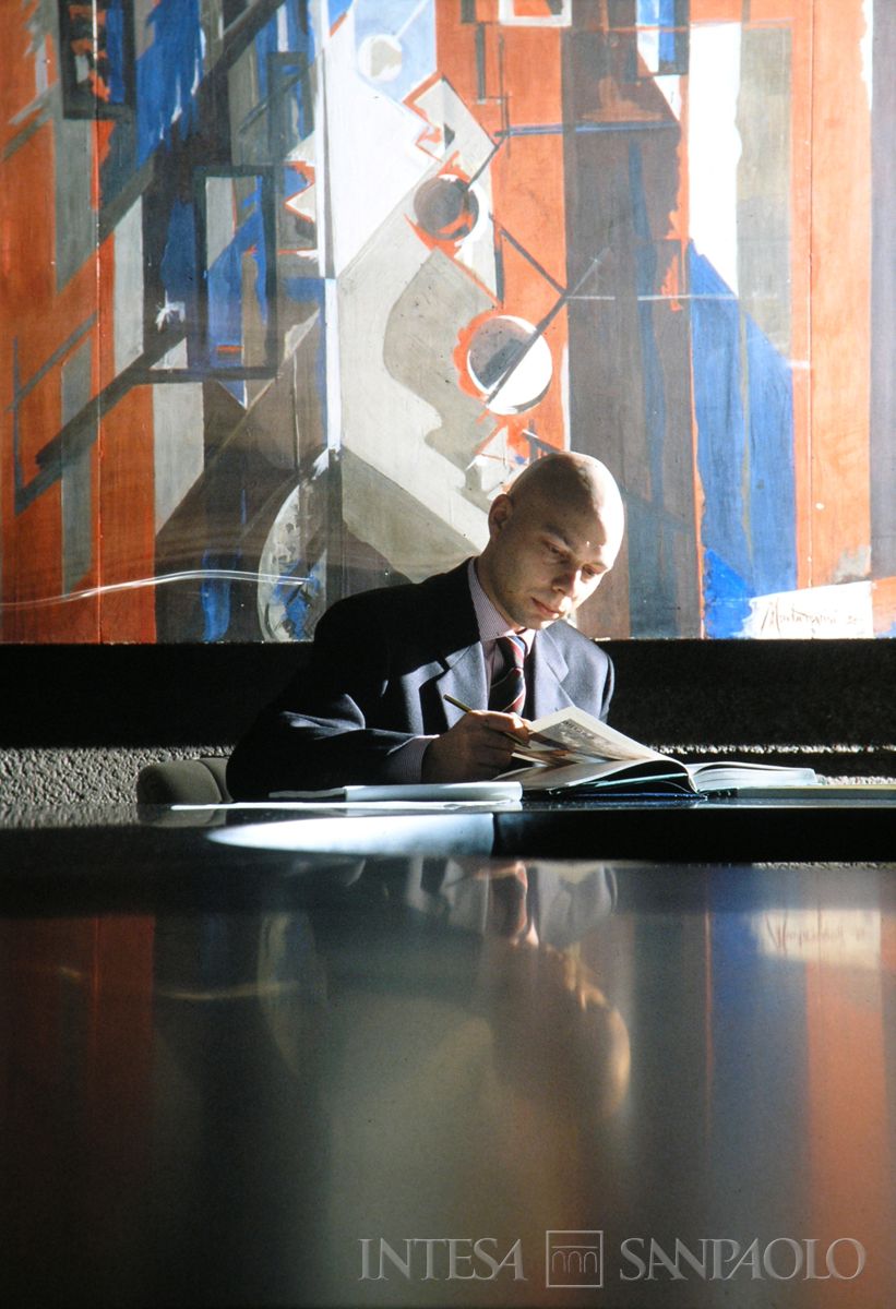 Roma, sede dll'IMI in viale dell'arte 25, sala consiglio del 7° piano dell'edificio 'B' con impiegato in posa, anni 1990 (Edoardo Montaina)