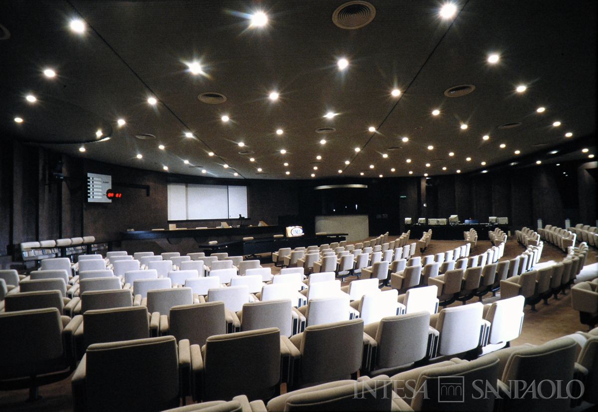 Roma, sede dll'IMI in viale dell'arte 25, sala congressi, anni 1990 (Edoardo Montaina)