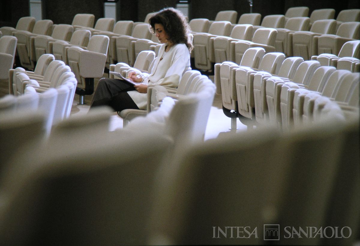 Roma, sede dll'IMI in viale dell'arte 25, sala congressi con impiegata in posa, anni 1990 (Edoardo Montaina)