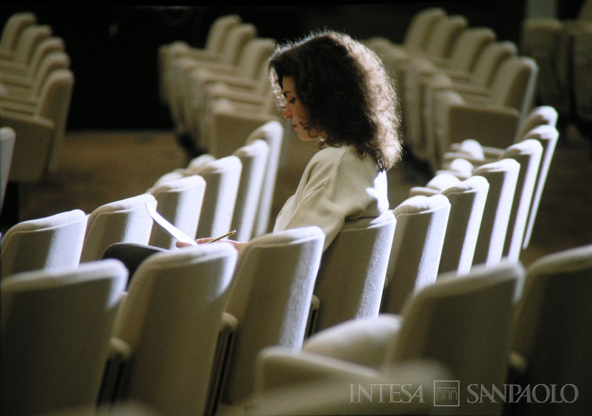 Roma, sede dll'IMI in viale dell'arte 25, sala congressi con impiegata in posa, anni 1990 (Edoardo Montaina)