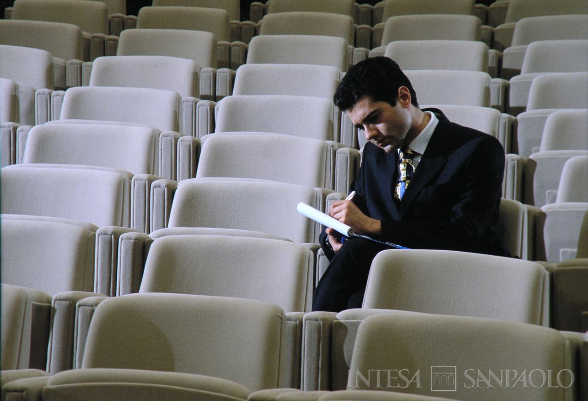 Roma, sede dll'IMI in viale dell'arte 25, sala congressi con impiegato in posa, anni 1990 (Edoardo Montaina)