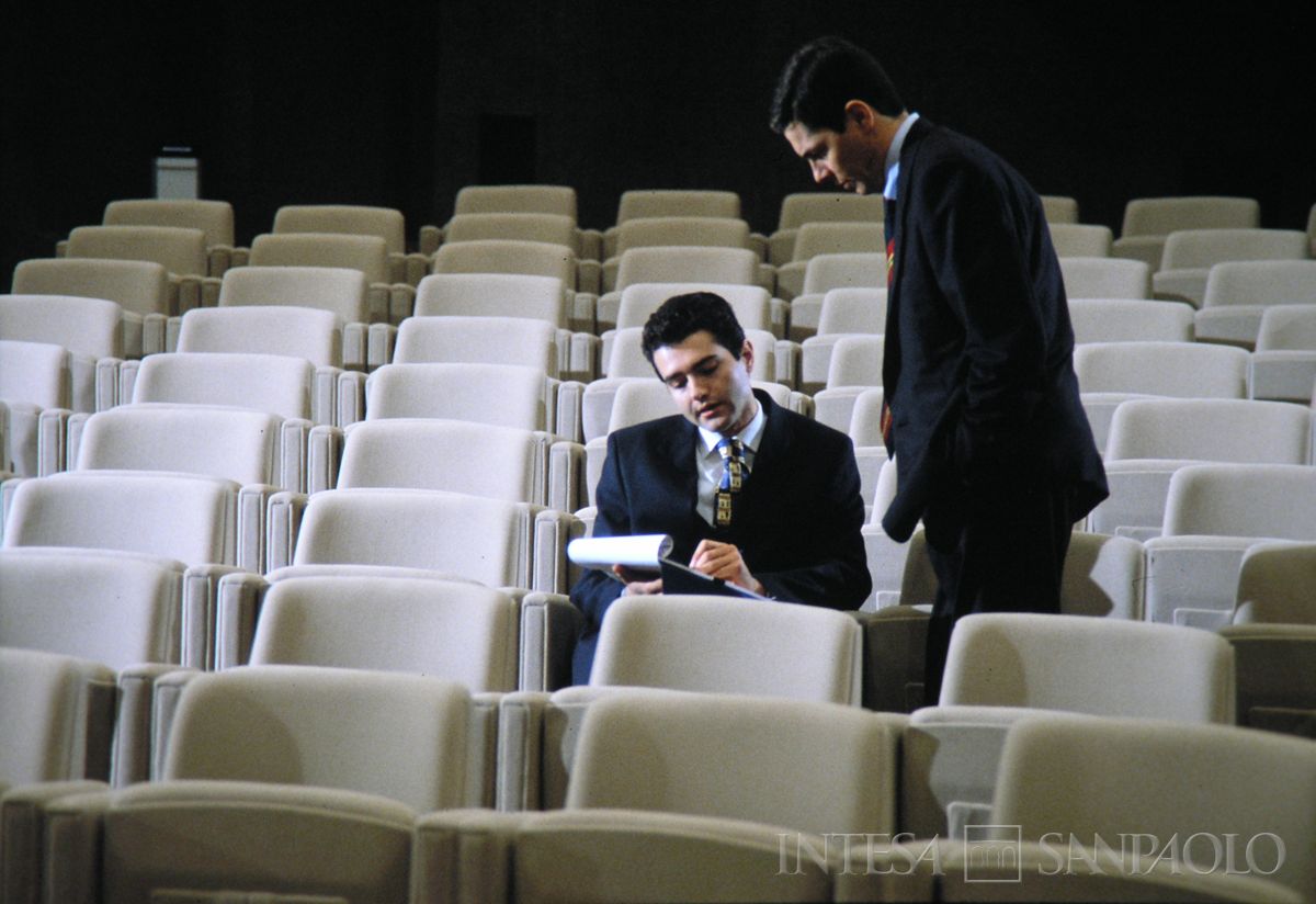 Roma, sede dll'IMI in viale dell'arte 25, sala congressi con impiegati in posa, anni 1990 (Edoardo Montaina)