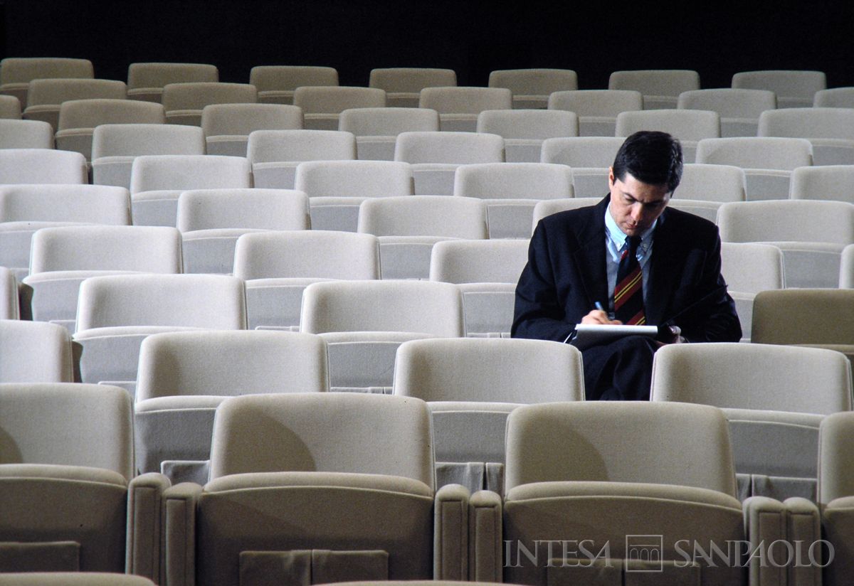 Roma, sede dll'IMI in viale dell'arte 25, sala congressi con impiegato in posa, anni 1990 (Edoardo Montaina)