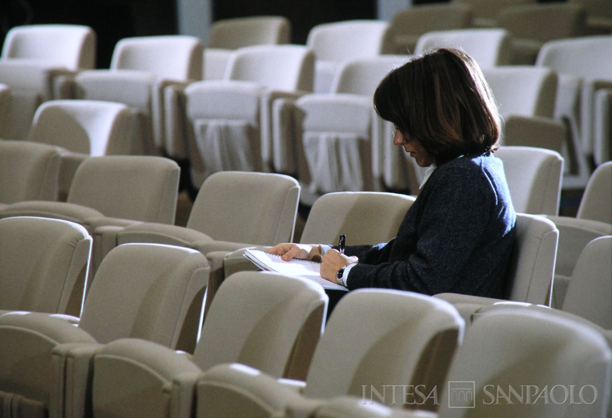 Roma, sede dll'IMI in viale dell'arte 25, sala congressi con impiegata in posa, anni 1990 (Edoardo Montaina)