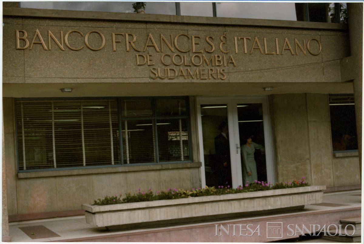 Banco Frances e Italiano de Colombia, Bogotà: agenzia di Centro Administrativo Nacional (C.A.N), 1976 - 1982 (fotografo sconosciuto)