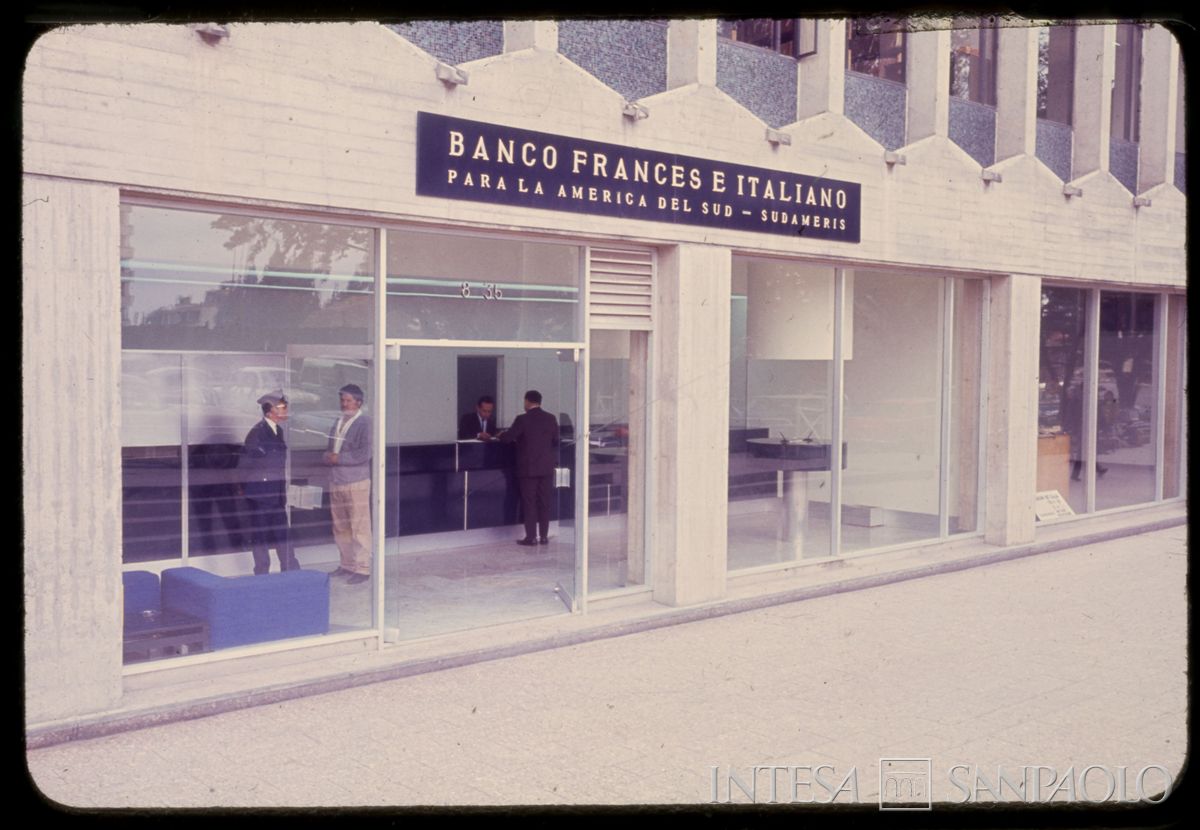Banca Francese e Italiana per l'America del Sud, Bogotà: agenzia di La Magdalena, Calle 37 8-33, anni 1970-1980 (fotografo sconosciuto)