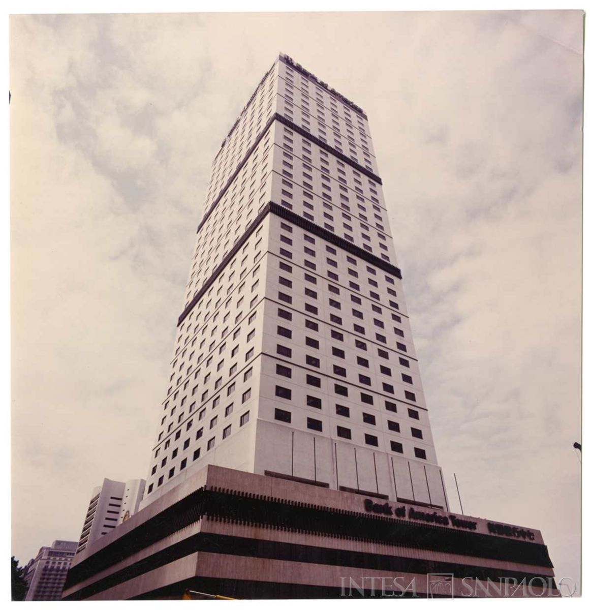 Cariplo, Hong Kong: filiale di Bank of America Tower - Harcourt Road 12, 1988-1994 (foto di Jingbar Productions Ltd)