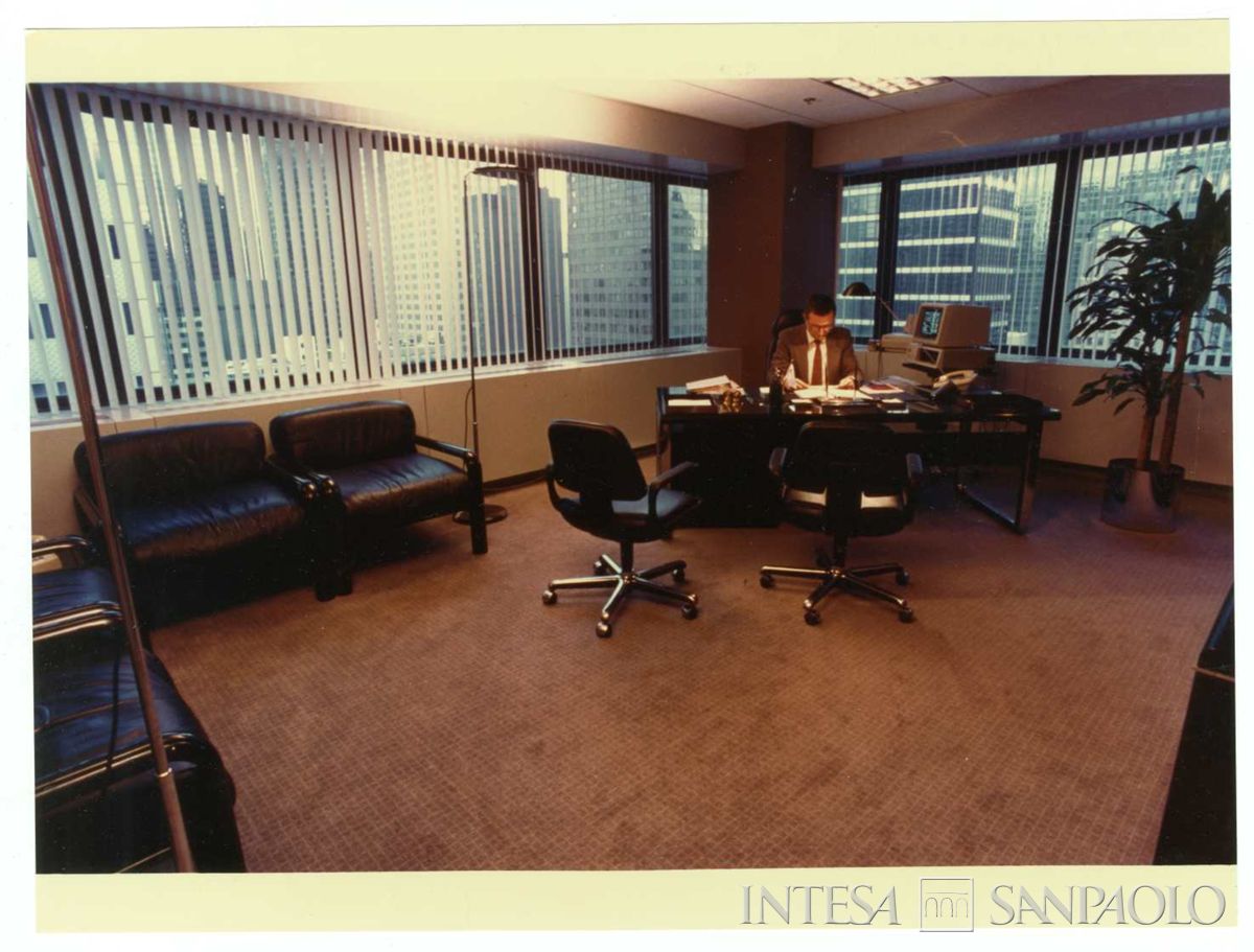 Cariplo, New York: filiale di Fifth Avenue 650, 1987 (foto di Mario La Porta)