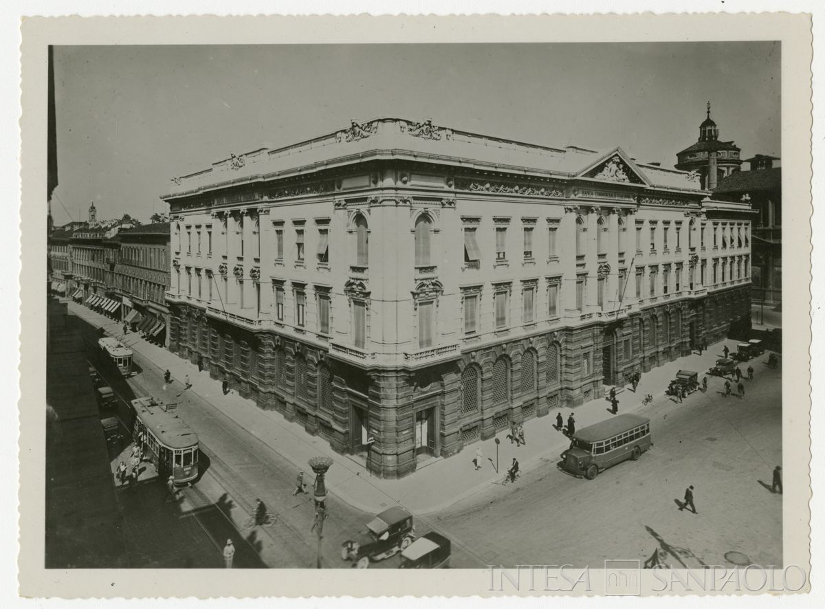 Palazzo di piazza della Scala 6, esterno ripreso dal Teatro alla Scala,  fine anni 1920 - primi anni 1930 (fotografo sconosciuto)