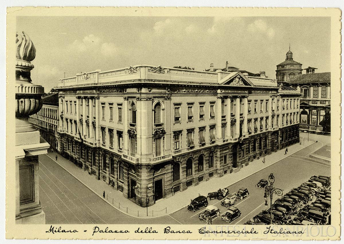 Palazzo di piazza della Scala 6, esterno ripreso dal Teatro alla Scala in cartolina postale, fine anni 1930 (edita da Stabilimento Pezzini)