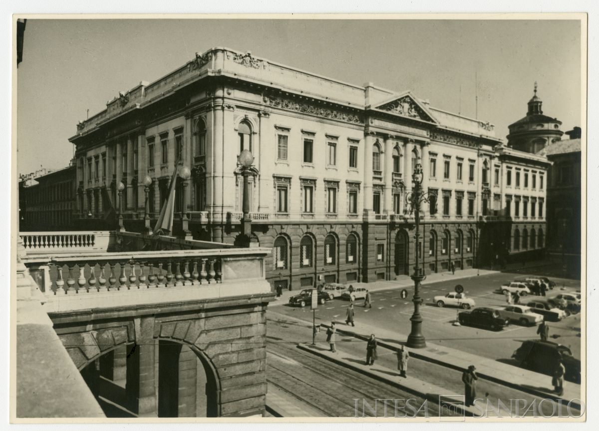 Palazzo di piazza della Scala 6, esterno ripreso dal Teatro alla Scala, anni 1960 (fotografo sconosciuto)