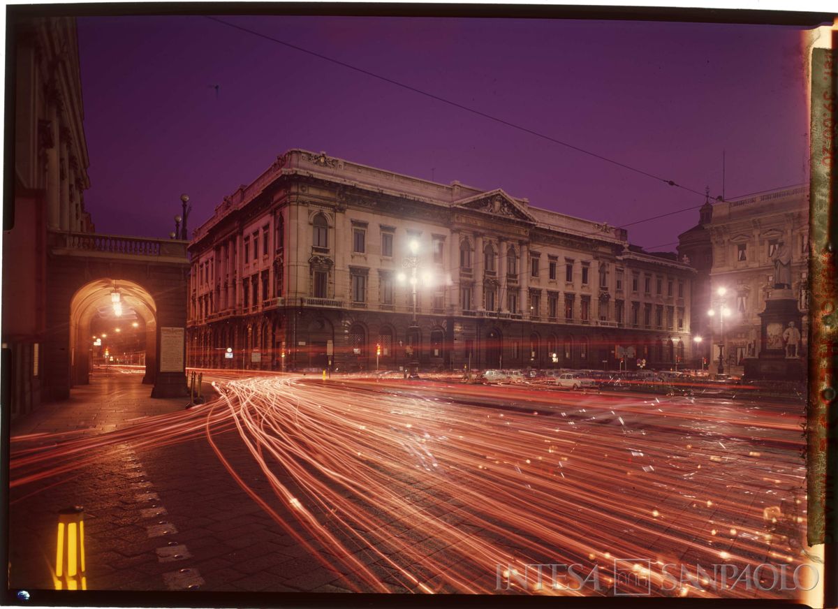 Palazzo di piazza della Scala 6, esterno notturno, 1968 (fotografo Aesse)