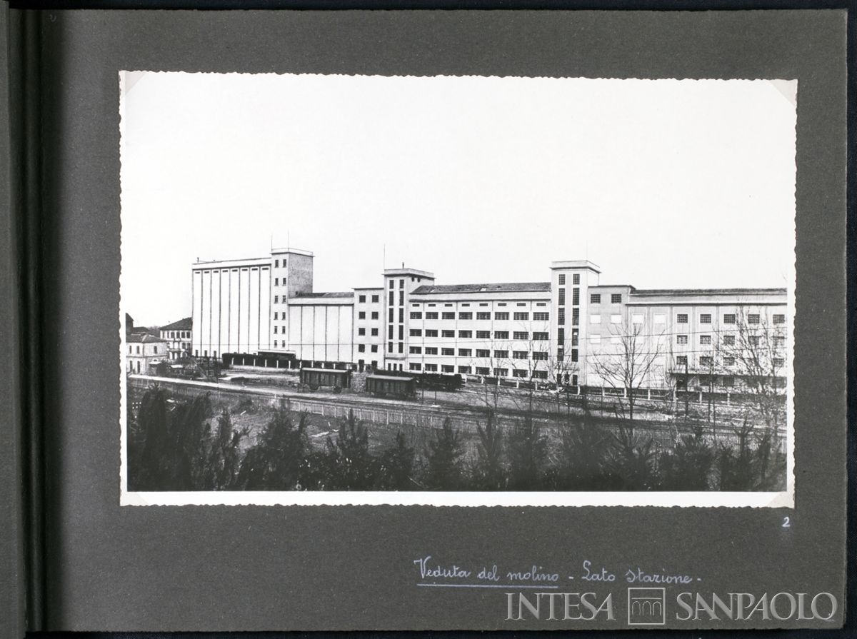 Società Anonima Molino Felice Saini, Cressa (Novara), stabilimento visto dal lato della stazione, 1937 (fotografo sconosciuto)