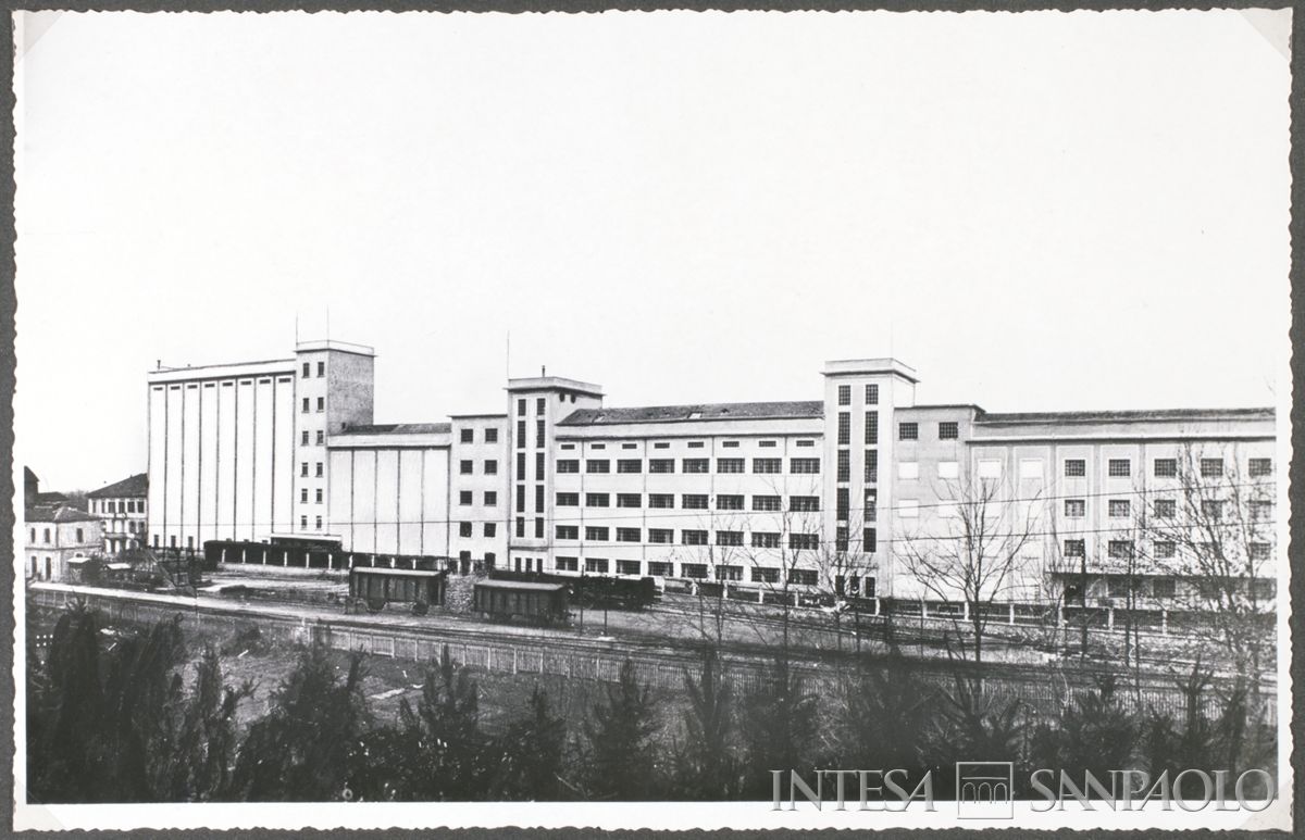 Società Anonima Molino Felice Saini, Cressa (Novara), stabilimento visto dal lato della stazione, 1937 (fotografo sconosciuto)