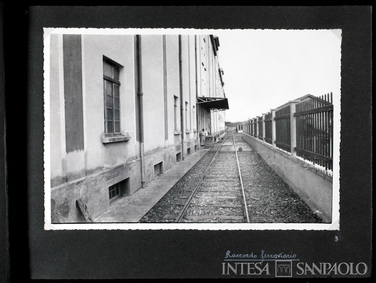 Società Anonima Molino Felice Saini, Cressa (Novara), veduta del molino dal lato della stazione, 1937 (fotografo sconosciuto)