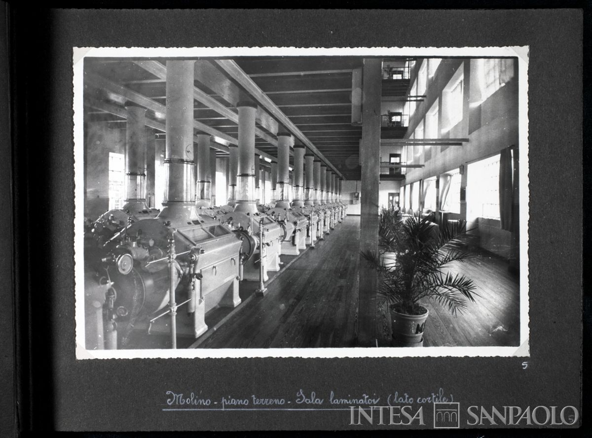 Società Anonima Molino Felice Saini, Cressa (Novara), sala laminatoi, 1937 (fotografo sconosciuto)
