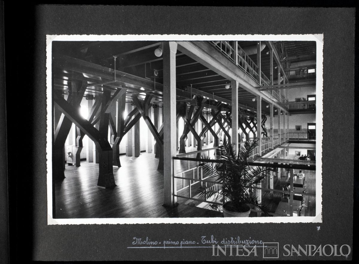 Società Anonima Molino Felice Saini, Cressa (Novara), tubi di distribuzione al primo piano, 1937 (fotografo sconosciuto)