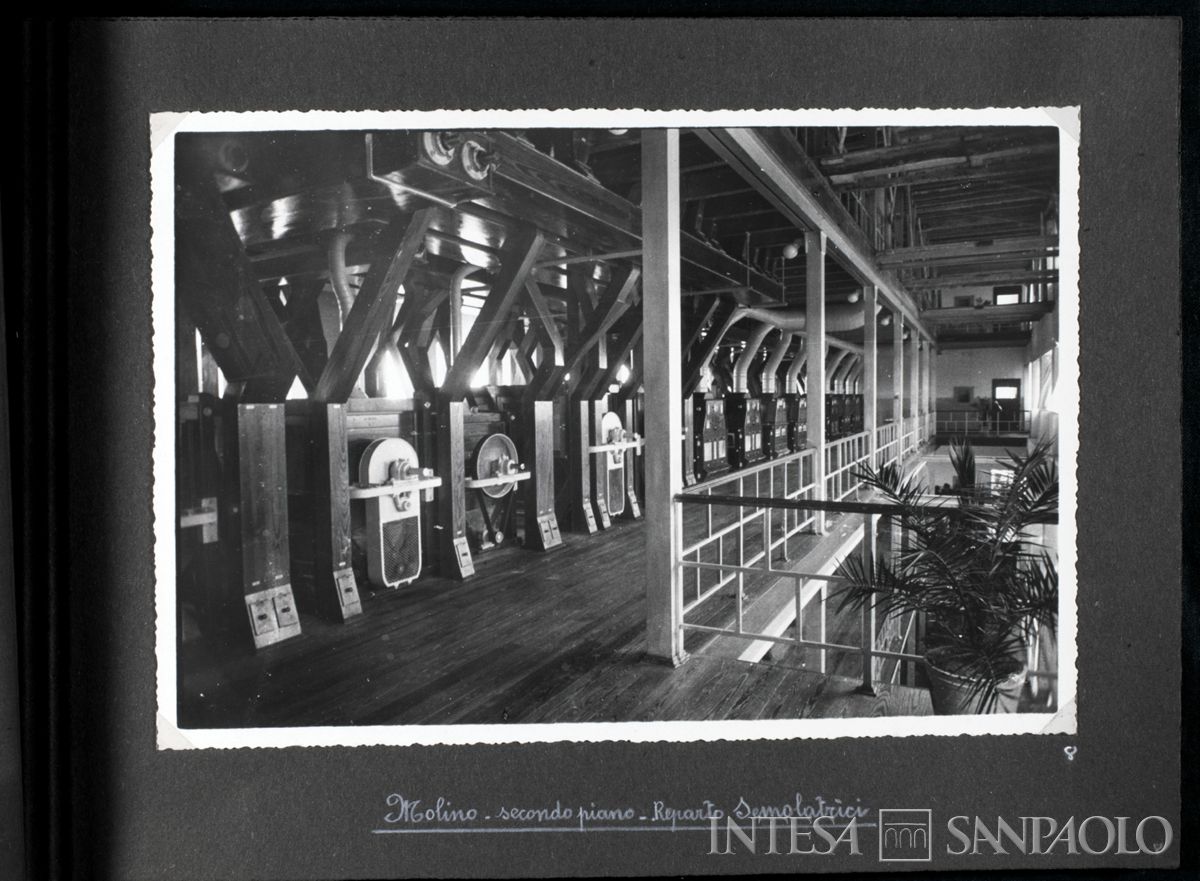 Società Anonima Molino Felice Saini, Cressa (Novara), interno del reparto semolatrici, 1937 (fotografo sconosciuto)