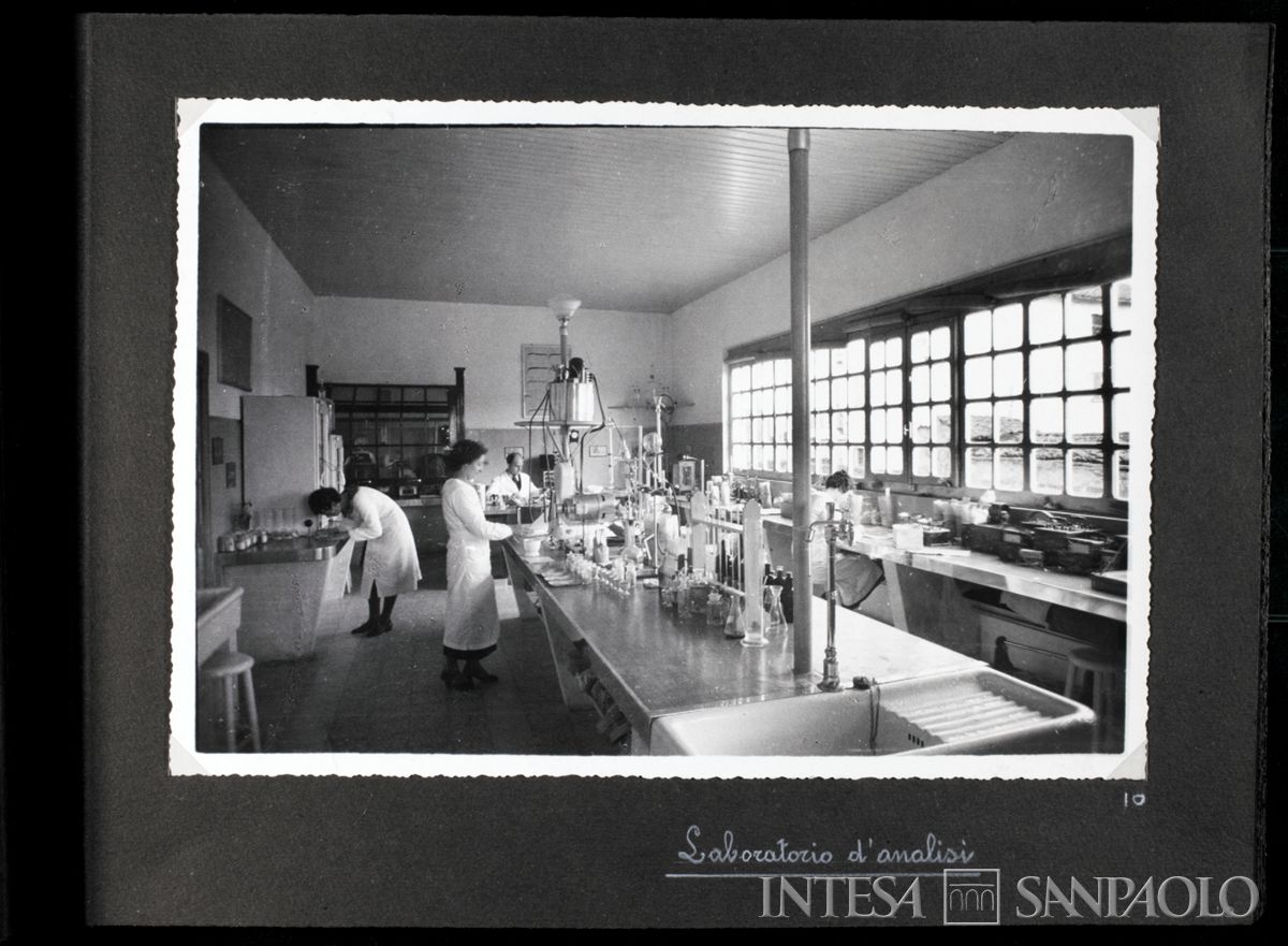 Società Anonima Molino Felice Saini, Cressa (Novara), personale al lavoro nel laboratorio di analisi, 1937 (fotografo sconosciuto)