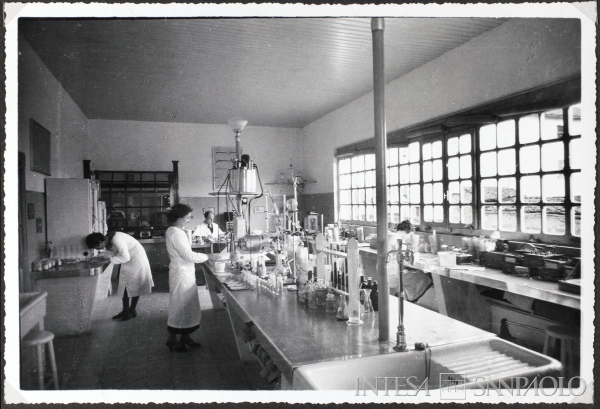 Società Anonima Molino Felice Saini, Cressa (Novara), personale al lavoro nel laboratorio di analisi, 1937 (fotografo sconosciuto)