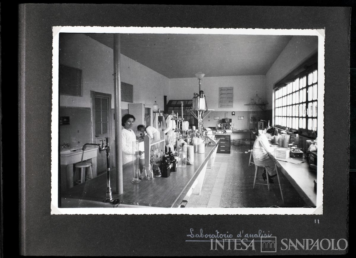 Società Anonima Molino Felice Saini, Cressa (Novara), personale al lavoro nel laboratorio di analisi, 1937 (fotografo sconosciuto)